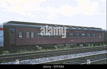 La fotografia del 1971 del treno passeggeri "Tring" dal Pacifico canadese offre un'istantanea del trasporto ferroviario in Canada, riflettendo i viaggi durante quell'epoca. Foto Stock