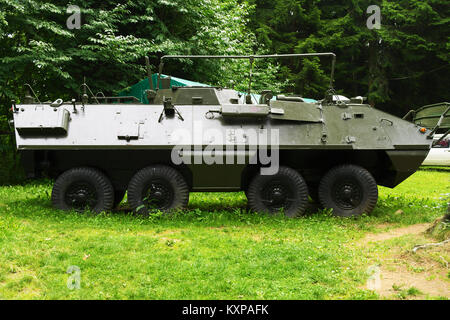 Historic OT-64 SKOT ruote corazzato anfibio Trasporto di personale in mostra a progetto Riese museum di Wlodarz, Bassa Slesia, Polonia. Foto Stock