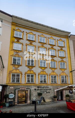 SALISBURGO, AUSTRIA - 05 DICEMBRE 2017: Dietro la casa natale di Mozart (Mozart Geburtshaus) Foto Stock