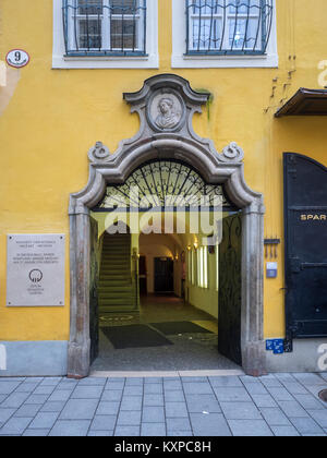 SALISBURGO, AUSTRIA - 05 DICEMBRE 2017: Vista esterna dell'ingresso al luogo di nascita di Mozart (mozart geburtshaus) - 9 Getreidegasse. Ora un museo Foto Stock