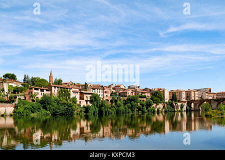 Albi, Tarn, Occitanie, Francia. Vista degli edifici accanto al fiume Tarn. Foto Stock