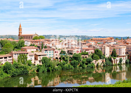 Albi, Tarn, Occitanie, Francia. Vista degli edifici accanto al fiume Tarn. Foto Stock