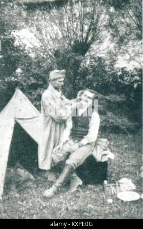 "Brivnica pod milim nebom na italijanskem bojišču" è un libro sloveno che descrive le esperienze dei soldati durante la prima guerra mondiale sul fronte italiano. Offre una prospettiva storica sulla vita dei soldati nelle trincee. Foto Stock