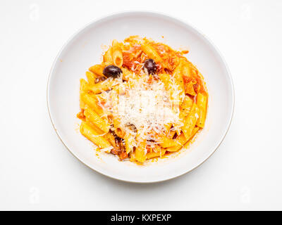 Cibo Penne Tonno Pasta con tonno, pancetta, pomodori e basilico, olive Kalamata, e Pecorino Romano formaggio grattugiato su sfondo bianco Foto Stock