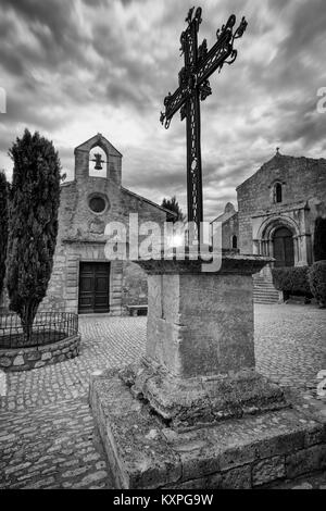 Ferro battuto cross a Place de Saint Vincent, Les Baux de Provence, Francia Foto Stock