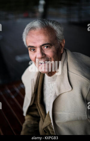 Casual Ritratto di un felice settantacinque anni vecchio uomo sorridente Foto Stock