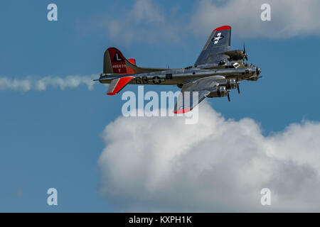 Lettura, PA - Giugno 3, 2017: Boening B-17G Flying Fortress "Yankee Lady' in volo durante la II Guerra Mondiale rievocazione storica a Mid-Atlantic Air Museum Foto Stock