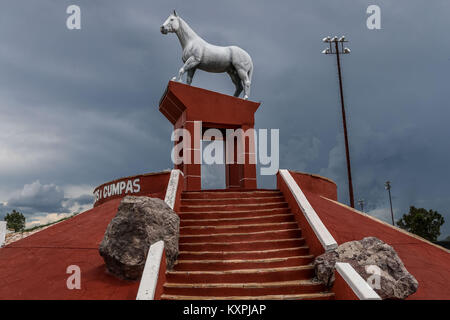 Statua d'argento in homnor al famoso cavallo da corsa denominata El Moro o El Moro de Cumpas. Giorno nuvoloso sulla città di Cumpas Sonora, Messico. Foto Stock