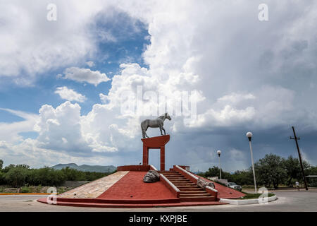 Statua d'argento in homnor al famoso cavallo da corsa denominata El Moro o El Moro de Cumpas. Giorno nuvoloso sulla città di Cumpas Sonora, Messico. Foto Stock