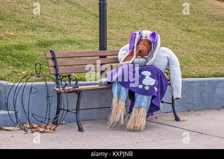 Persona di paglia vestito per una notte fuori nel suo mantello barboncino Foto Stock