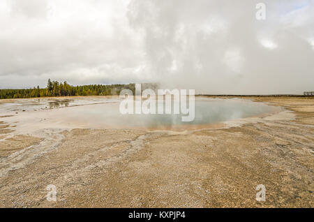 Piscina turchese in Midway Geyser Basin nel Parco Nazionale di Yellowstone è quasi nascosta in vapore Foto Stock