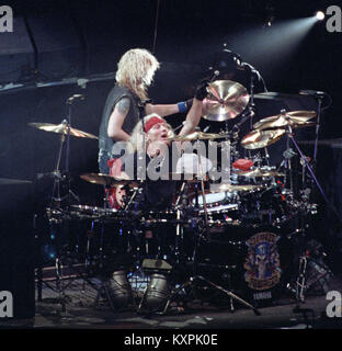 Pistole e Rose batterista Matt Sorum performing live durante l'uso la vostra illusione world tour presso il Palazzetto dello Sport di Città del Messico in Aprile 2 1992 (C) RTAceves / MediaPunch n. Messico alti tassi applicabili Foto Stock