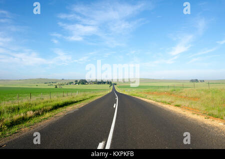 Strada attraverso la campagna, Cooma Aeroporto, Nuovo Galles del Sud, Australia Foto Stock