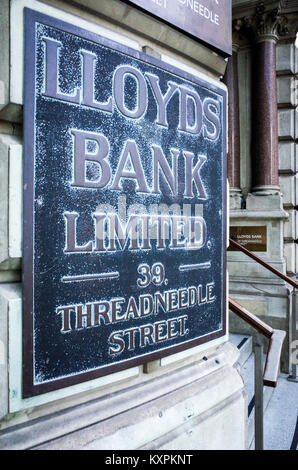 Lloyds Bank London Threadneedle Street nella città di Londra il quartiere finanziario. Segno di ottone al di fuori di Lloyds Bank. Foto Stock