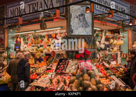 La frutta e la verdura, stallo mercato Triana a Siviglia, in Andalusia, Spagna Foto Stock