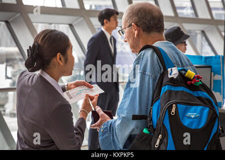 I passeggeri in partenza all'Aeroporto Internazionale di Suvarnabhumi, Bangkok, Thailandia Foto Stock