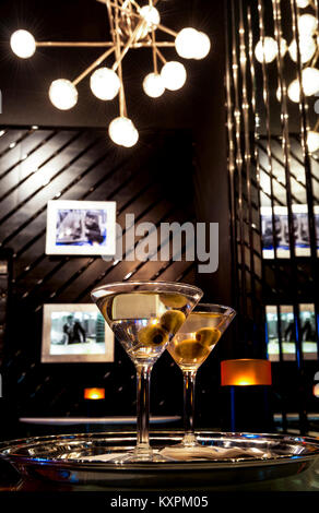 Due cocktail Martini in un bar contemporaneo impostazione Foto Stock