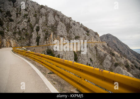 Autostrada Adriatica, percorso europeo E65, con il suo colore giallo barriere di traffico vicino a Podgora in Croazia Foto Stock