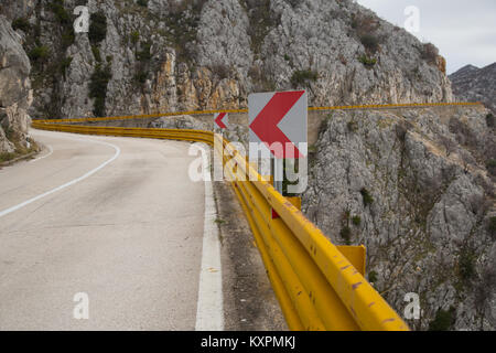 Autostrada Adriatica, percorso europeo E65, con il suo colore giallo barriere di traffico vicino a Podgora in Croazia Foto Stock