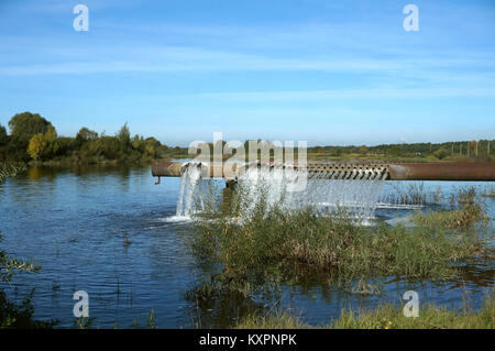 Un enorme tubo c con fori di aerazione del serbatoio, un aeratore per arricchire lo stagno con ossigeno Foto Stock