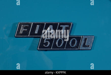 Badge su un 1970 Fiat 500L italiano classico popoli auto Foto Stock