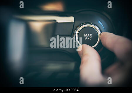 Pulsante aria condizionata all'interno di un'auto. Freddo e calore concetto di controllo Foto Stock