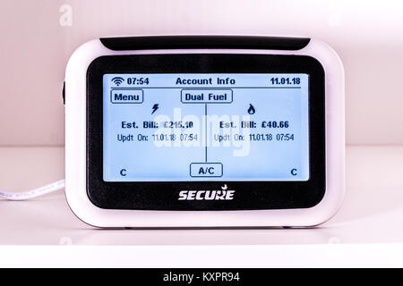 Doppia alimentazione smart meter da fissare, con display luminoso mostra account utente stimato di sterline fatture per i gas e il consumo di energia elettrica. Regno Unito. Foto Stock