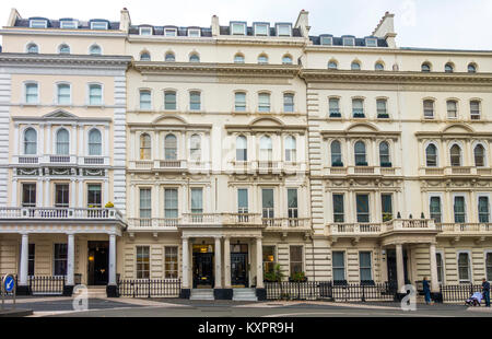 Princes Gate, bel periodo a schiera di edifici multipiano blocchi di appartamenti in Exhibition Road, South Kensington, Londra SW7, Inghilterra, Regno Unito. Foto Stock