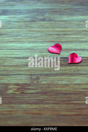 Paio di hreat paillettes sagomate su sfondo di legno Foto Stock