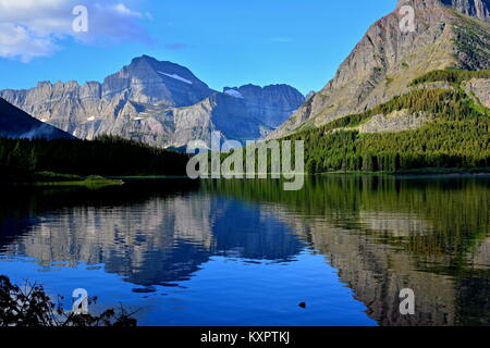 Le riflessioni del mattino - Lago Swiftcurrent Foto Stock