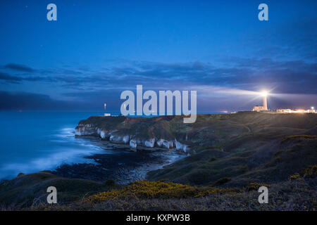 Flamborough Head Lighthouse sotto lo Starlight Foto Stock