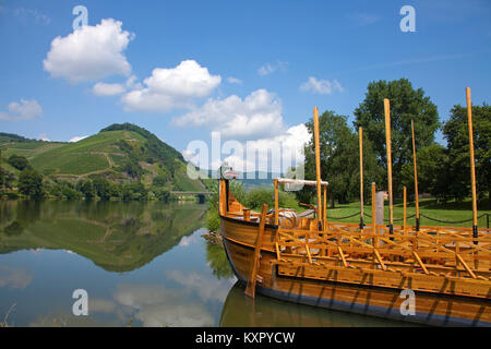 'Stella Noviomagi', la replica di un vino romano nave sul fiume Moselle a casa port Neumagen-Dhron, Moselle, Renania-Palatinato, Germania, Europa Foto Stock