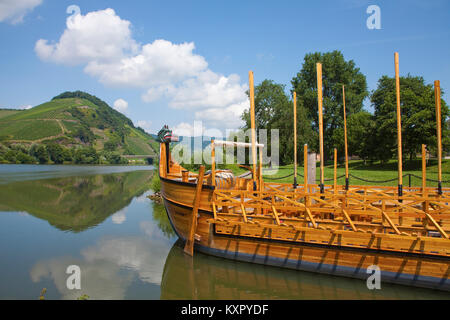 'Stella Noviomagi', la replica di un vino romano nave sul fiume Moselle a casa port Neumagen-Dhron, Moselle, Renania-Palatinato, Germania, Europa Foto Stock