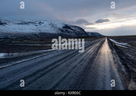 Strada ghiacciata durante l'inverno nel sud-est dell'Islanda. Foto Stock