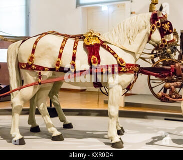 Decorate e cavalli e carrozze da favola utilizzato dalla monarchia asburgica, imperiali Museo delle Carrozze, Schönbrunn, Vienna, Austria, Europa Foto Stock