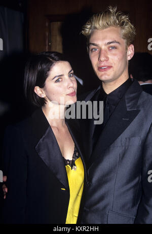 Jude Law e Sadie Frost fotografato alla serata di apertura di 'indiscrezioni' alla Barrymore Theatre, dopo essere partito in Taverna sulla verde, New York 27 Aprile 1995. © RTMcbride / MediaPunch Foto Stock