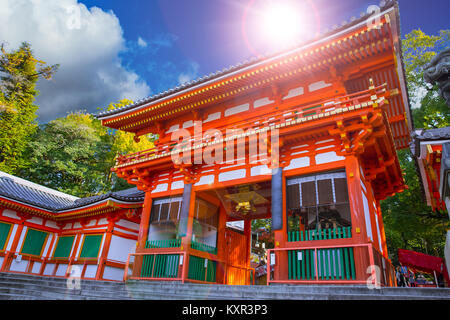 Giapponese santuario Yasaka jinja cancello di ingresso viaggi in Gion a Kyoto in Giappone. Foto Stock