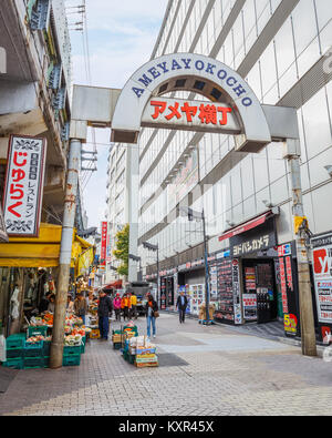 TOKYO, Giappone - 25 novembre: Ameya-Yokocho a Tokyo in Giappone il 25 novembre 2013. "Negozio di dolciumi Alley' è un mercato all'aperto in Taito Ward, situato ne Foto Stock