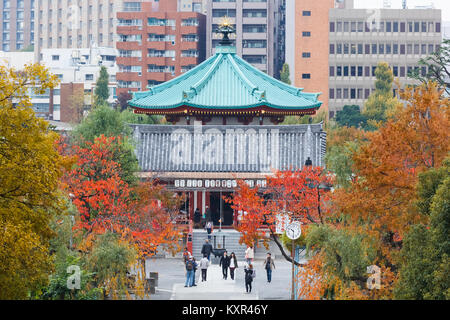 Sala Benten tempio presso il Parco Ueno a Tokyo Tokyo, Giappone - 25 novembre: Benten Hall a Tokyo in Giappone il 25 novembre 2013. A Shinobazu stagno nel Parco di Ueno Foto Stock