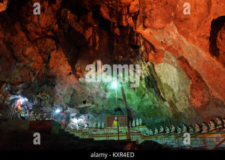 PINDAYA, MYANMAR - circa aprile 2017 Buddha nelle grotte di Pindaya Foto Stock