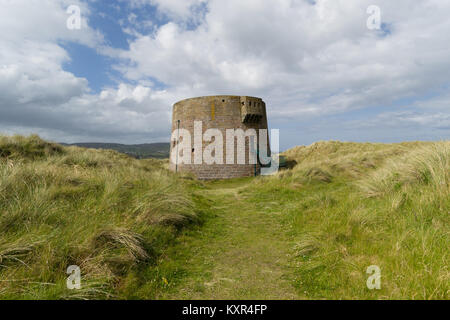 Un Martello Tower sorge in mezzo alle dune di sabbia vicino a Magilligan Point in Co. Londonderry, Irlanda del Nord. Foto Stock