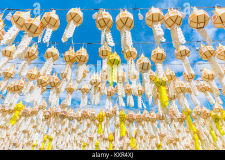 Lanterna di carta appeso festival presso il Wat Phra That Hariphunchai Lamphun Thailandia Foto Stock