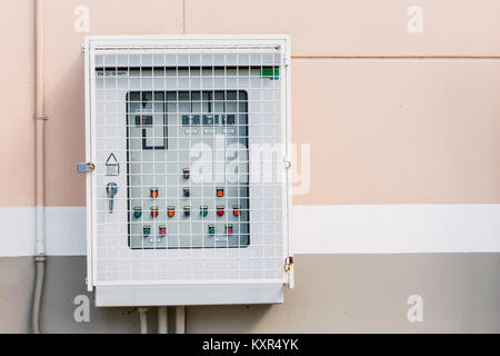 Elettricità all'aperto interruttore di controllo alimentazione cassetta di sicurezza a muro con spazio per il testo Foto Stock