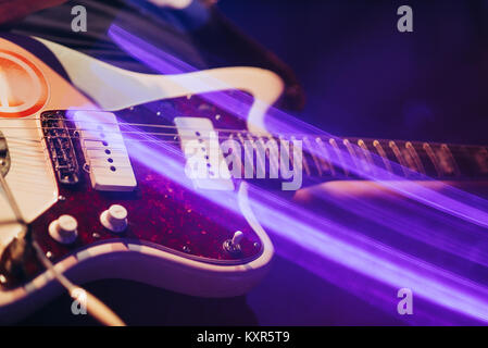 Closeup rockstar sul palco a suonare su elettro chitarra. Chitarrista maschio Foto Stock