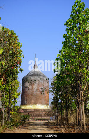 PYU, MYANMAR - circa aprile 2017 Bawbawgy Pagoda Foto Stock