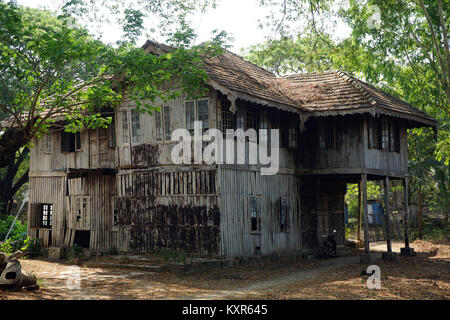 PYU, MYANMAR - circa aprile 2017 Vecchia casa in legno Foto Stock