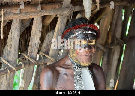 Close up ritratto di Yali Mabel, il capo della tribù Dani. Dugum Dani guerriero. Maggio 14, 2016. Il Baliem Valley, indonesiano, Nuova Guinea Foto Stock