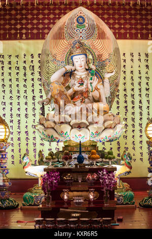 SINGAPORE - Ottobre 16, 2014: Dente del Buddha reliquia all'interno del tempio. La sua principale di un tempio buddista nel quartiere di Chinatown di Singapore. Foto Stock