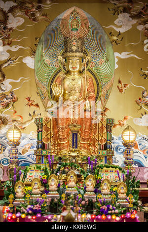 SINGAPORE - Ottobre 16, 2014: Dente del Buddha reliquia all'interno del tempio. La sua principale di un tempio buddista nel quartiere di Chinatown di Singapore. Foto Stock