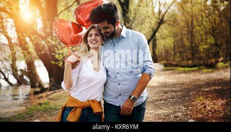 L uomo dando regalo a sorpresa come presente alla sua bella ragazza Foto Stock